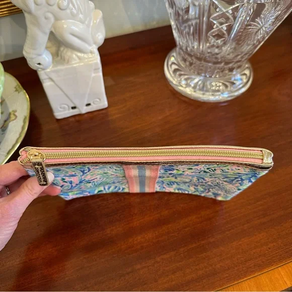 NWT Lilly Pulitzer Printed Pouch Surf Blue Soleil It On Me - Picture 7 of 8